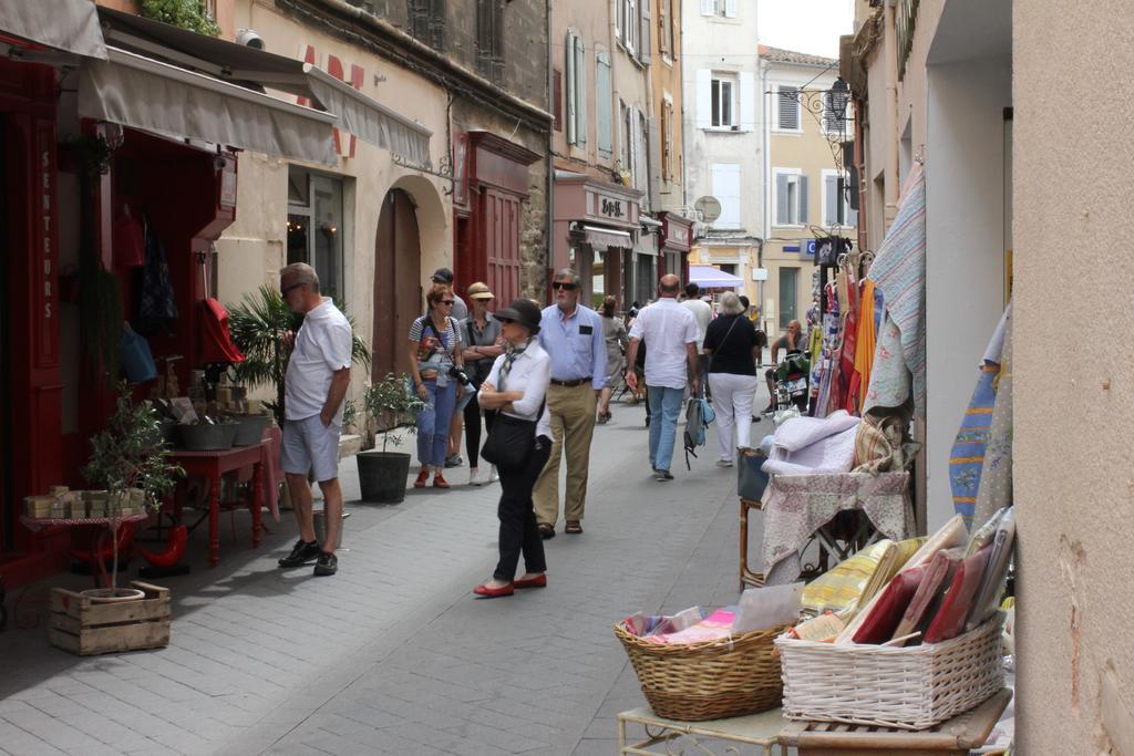 Studio De Charme Avec Sa Terrasse En Plein Coeur De Ville LʼIsle-sur-la-Sorgue Dış mekan fotoğraf